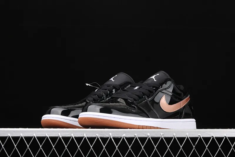 All categories Air Jordan Jordan series basketball shoes Air Jordan 1 Low New version Air Jordan 1 Low AJ1 Joe 1 low-top patent leather black gold cultural and leisure sports sneakers 554723-032